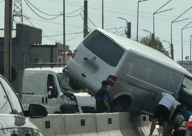 Imagini spectaculoase pe centura Oradea cu o dubiță suspendată pe parapetul care desparte sensurile de mers