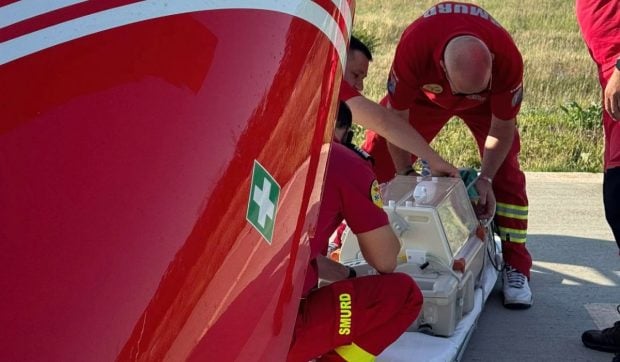 Bebelușă de doar 12 ore, transportată cu elicopterul SMURD spre operație la Iași. Micuța avea o malformație congenitală rară și nu putea fi hrănită