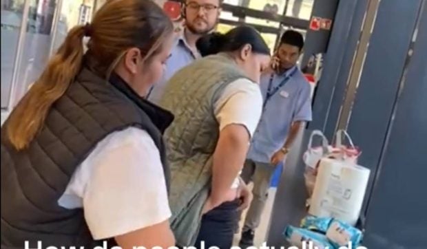 Imagini în care două femei scot din buzunare și pantaloni un „munte” de produse furate dintr-un supermarket din Marea Britanie. Internauții acuză că sunt românce