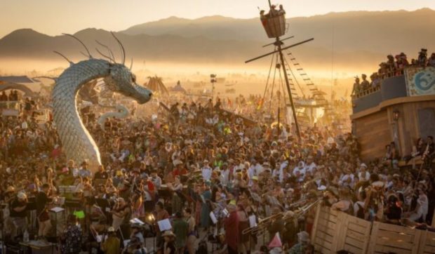 O femeie de 36 de ani, care nu știa că era însărcinată, a născut o fetiță la festivalul Burning Man