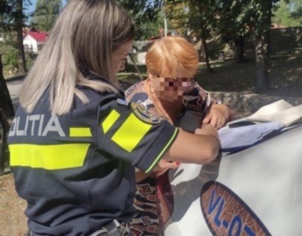Ce a făcut o bătrână de 85 de ani după ce a găsit în Ocnele Mari portofelul plin cu bani și acte al unei turiste