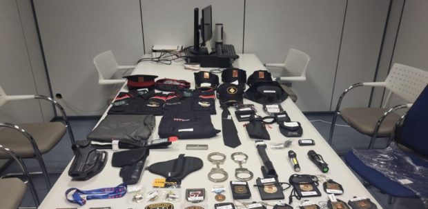 Zeci de polițiști, lăsați fără cătușe, arme, legitimații și uniforme după ce au fost jefuiți chiar în secțiile în care lucrau, în Spania