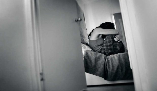 Femeie din Iași bătută de soț în toiul nopții pentru că sforăia prea tare. Bărbatul, condamnat pentru violență în familie