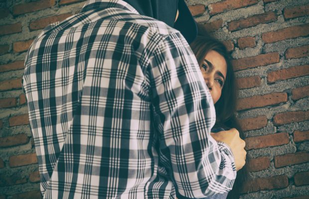 Tânără agresată sexual în scara unui bloc. Atacatorul, un profesor de sport proaspăt logodit