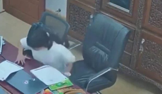 O femeie s-a ascuns sub birou în timpul cutremurului de 6.1 din Turcia. 5 secunde ar fi costat-o viața | VIDEO