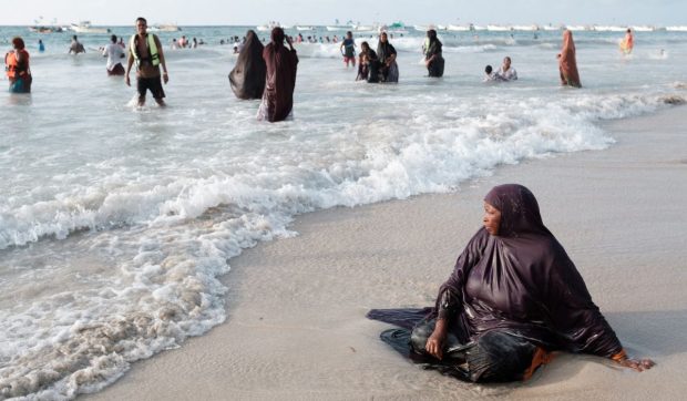 Deși nu poartă costume de baie, femeile din Somalia sunt hărțuite pe plajă: „O rușine pentru familie. Dacă vor să înoate, ar trebui să o facă în privat”