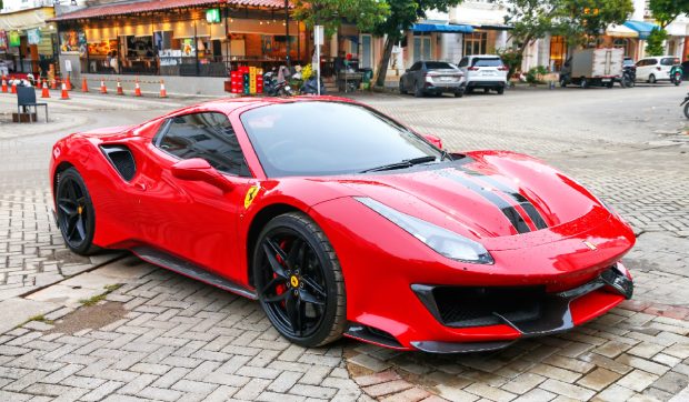 Lista neagră a celor care nu pot fi proprietari de Ferrari. Producătorul italian nu vinde mașini acestor vedete