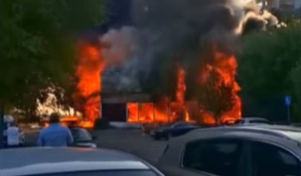 Incendiu la fostul club Bellagio din Mamaia. Flăcări înalte de câțiva metri au transformat totul în scrum
