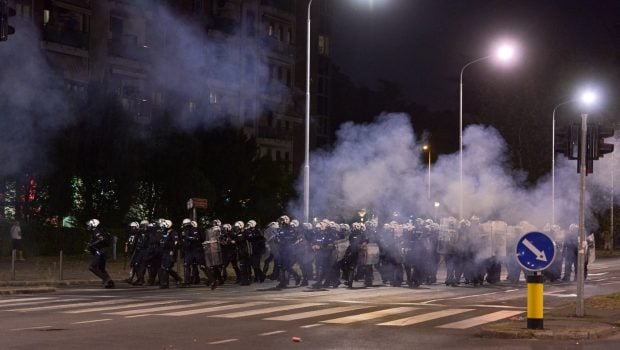 A cincea noapte consecutivă de proteste violente în Serbia: birourile partidului de guvernământ au fost incendiate