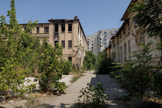 Școala „Ciocanul”, monument istoric din București, lăsată în paragină. A devenit loc de refugiu pentru consumatorii de droguri