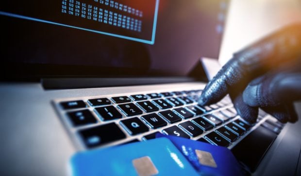 Atenție la țeapa cu laptopuri gratuite care fură banii românilor din conturi. DNSC: „Nu introduce date sensibile”