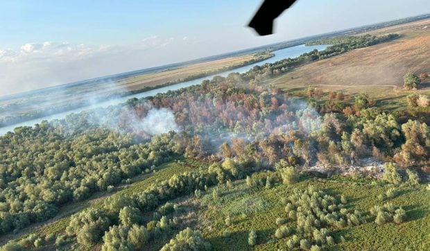 Ard 6 hectare de vegetație uscată în Chilia Veche, Tulcea. Intervine un elicopter Black Hawk