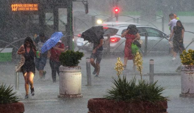 Bucureștiul, sub cod portocaliu de vijelie și ploi torențiale. Mesaj RO-Alert: „Evitați deplasările”