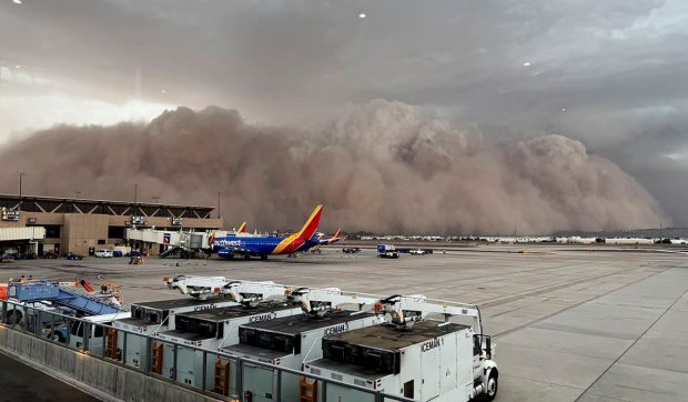 Momentul în care o furtună de praf masivă se abate asupra Arizonei