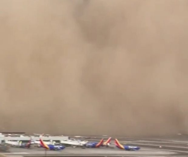 Festivalul Burning Man, lovit de un „zid uriaș de praf”: corturile au fost smulse din pământ, cel puțin 4 oameni au fost răniți