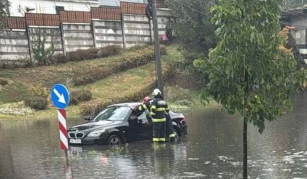 Bilanțul furtunilor care au făcut prăpăd în 18 județe și în București: trei persoane au murit, peste 200 de copaci au fost doborâți la pământ