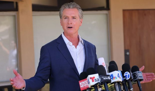 Strategia lui Gavin Newsom de a copia stilul lui Donald Trump aduce o creștere spectaculoasă în sondaje pentru guvernatorul Californiei