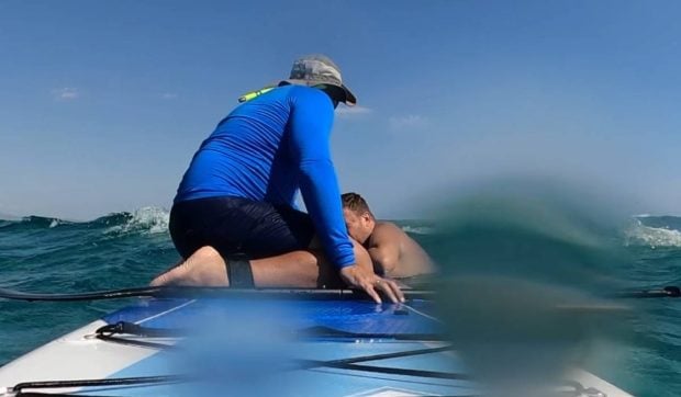 „Am auzit ţipetele copiilor” Momentul în care un român și cei doi copii au fost salvați de la înec în ultimul moment de un surfer care făcea paddle în Grecia