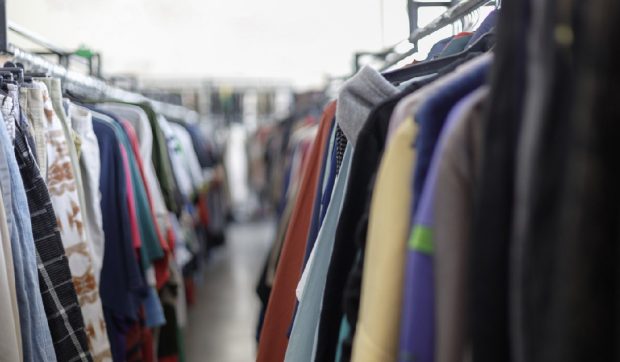 Magazinele second-hand au devenit cool: Vânzările s-au dublat în ultimii cinci ani