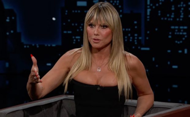 Imagine Stire Heidi Klum șochează din nou cu o ședință foto nud. La 52 de ani, vedeta a apărut complet goală într-un pictorial inedit | 2review.ro