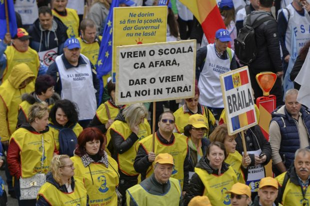 Profesorii refuză să mai ia plata cu ora, plătită cu 22 de lei, ca munca de zilier din România: „Ce profesori vor fi în sălile de clasă din 8 septembrie?”