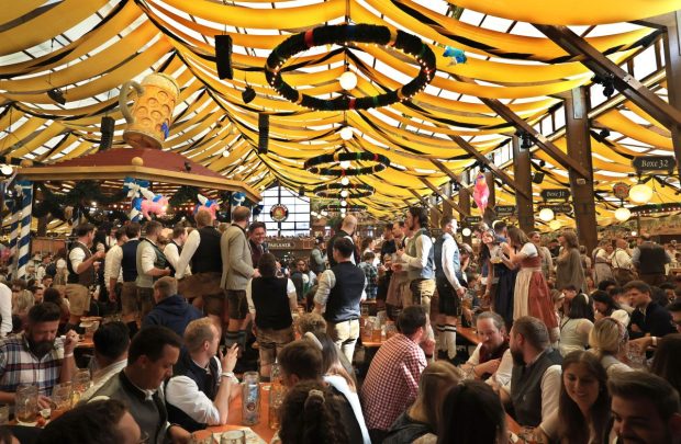 Prețuri apocaliptice anul acesta la Oktoberfest. Cât costă o bere și o friptură. „Ofertele sunt corecte”