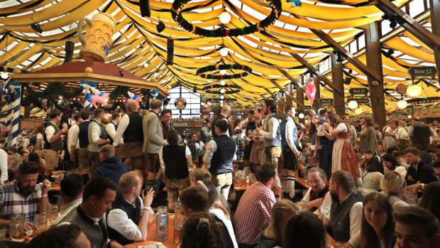 Obiceiurile care ți-ar putea aduce o amendă de peste 600 de euro la Oktoberfest, în Germania