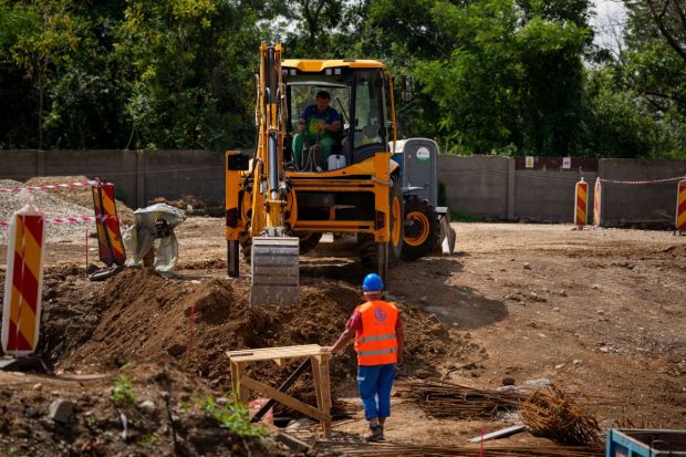 Șantierele din România vor rămâne fără muncitori calificați din cauza măsurilor de austeritate ale Guvernului Bolojan, spun constructorii