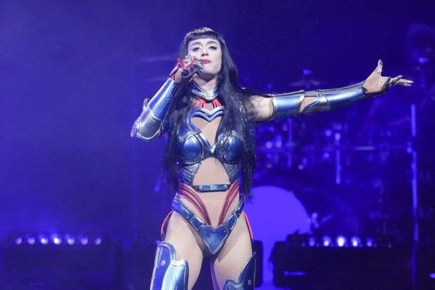 Katy Perry și-a întrerupt concertul din Detroit după ce o fană a leșinat lângă ea pe scenă: „Ne rugăm pentru tine”