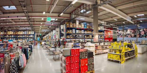 Primele efecte ale măsurilor fiscale se văd deja în magazine. Analist: „Mulți comercianți acoperă ei creșterea TVA-ului, în timp ce românii mănâncă de la promoții”