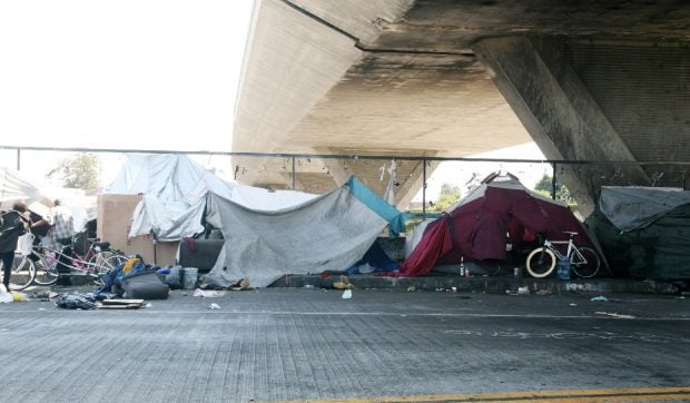 Los Angeles a devenit un oraș fantomă izolat cu scânduri. Ce s-a întâmplat cu oamenii străzii dependenți de droguri