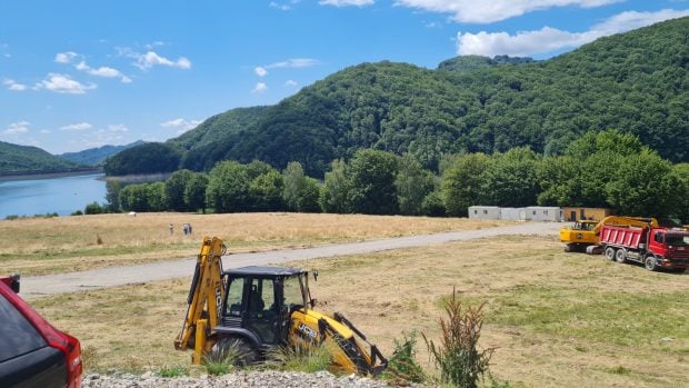 Patru hoteluri de lux se construiesc pe malul lacului de acumulare Paltinu, Prahova, pe terenuri concesionate de Primăria Valea Doftanei. Cine sunt investitorii