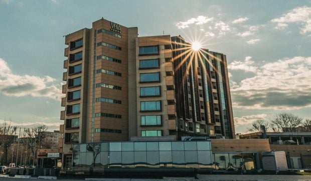 Parcarea din fața hotelului Vega din Mamaia, scoasă la licitație de ANAF. Terenurile au fost sechestrate de la firma milionarului Gabriel Comănescu