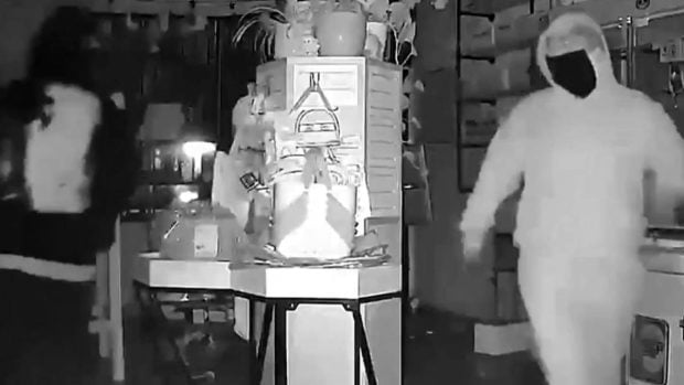 Păpușile Labubu, atât de dorite încât au devenit prada hoților mascați. Imagini din timpul jafului de 7.000 de dolari: „Suntem încă în stare de șoc”