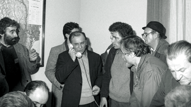Cum a preluat Ion Iliescu puterea absolută în timpul Revoluției din decembrie 1989. „Am intrat în legătură cu ambasada sovietică ca să comunice la Moscova, să se ştie cine suntem şi ce vrem”