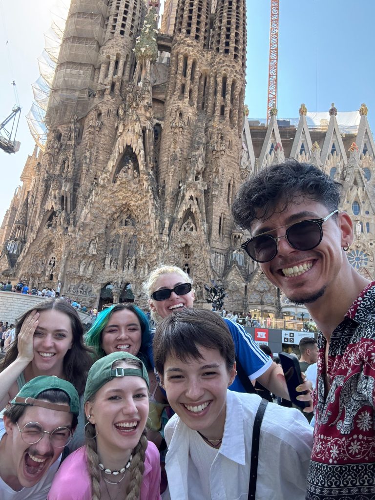 Ilinca Gheorghiu a petrecut o vacanță de neuitat în Barcelona alături de colegii săi de platou! 1 ilinca gheoghiu gasca barcelona