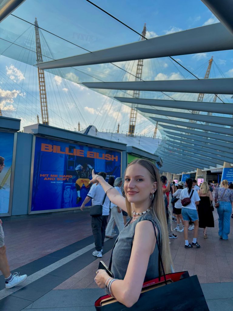 Ilinca Gheorghiu a petrecut o vacanță de neuitat în Barcelona alături de colegii săi de platou! 3 ilinca gheorghiu 1