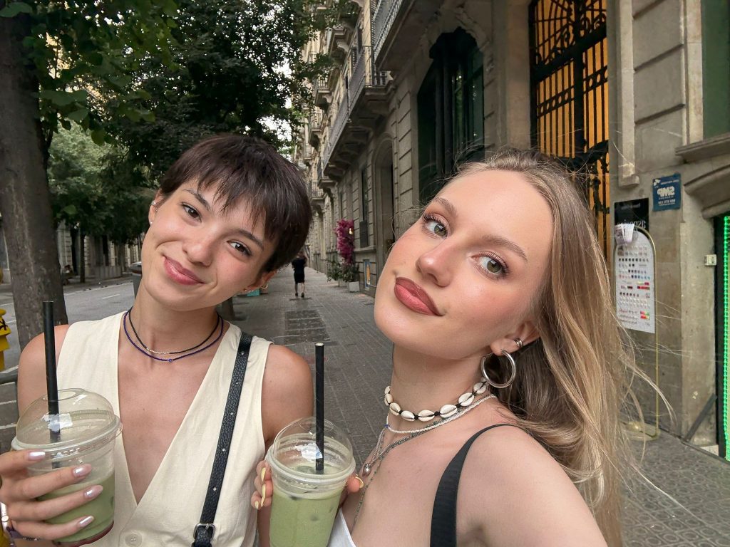 Ilinca Gheorghiu a petrecut o vacanță de neuitat în Barcelona alături de colegii săi de platou! 4 ilinca gheorghiu 2