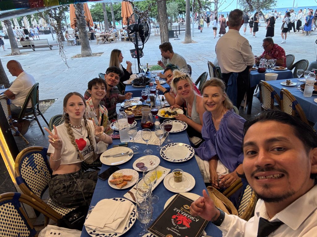 Ilinca Gheorghiu a petrecut o vacanță de neuitat în Barcelona alături de colegii săi de platou! 2 ilinca gheorghiu gasca barcelona