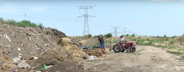 Într-o comună din Buzău, imagini cu localnicii care aruncă gunoiul ilegal ajung pe internet, pentru a-i face să se oprească „de rușine”