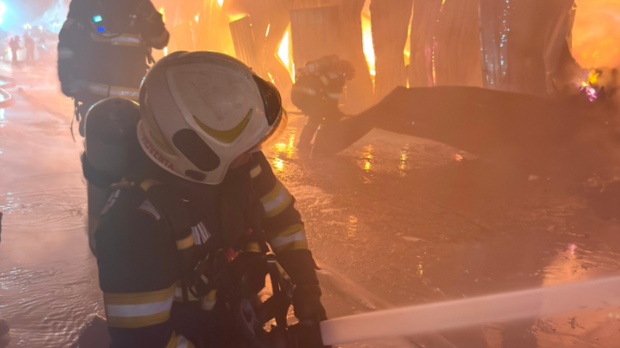 Incendiu la complexul Dragonul Roșu. O hală s-a prăbușit parțial, iar autoritățile au emis mesaj RO-Alert