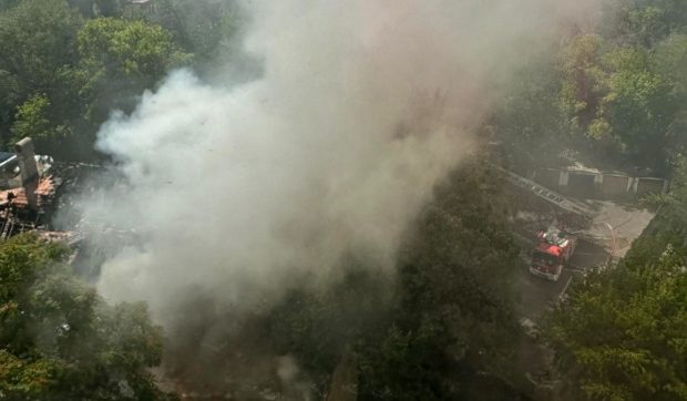 V Bukarešti zagorel nekdanji restaurant Mărul de Aur, izdano opozorilo RO-Alert