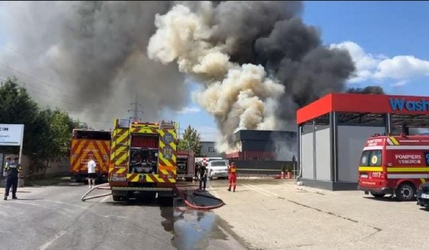 Incendiu foarte puternic la un depozit Sameday, în Iași. A fost emisă RO – Alert, opt autospeciale încearcă să stingă focul