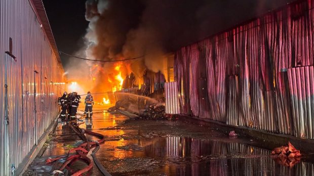 Incendiul izbucnit în complexul Dragonul Roşu din București a fost stins după trei zile