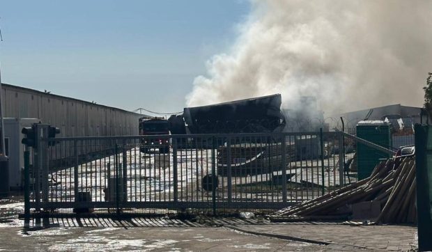 Cum arată hala care a ars în Dragonul Roșu. Imagini cu depozitul făcut scrum după incendiul din București