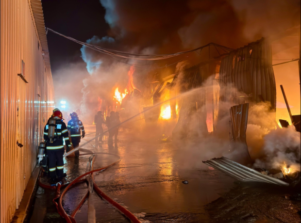 Incendiu în complexul Dragonul Roșu din București. Sunt degajări mari de fum