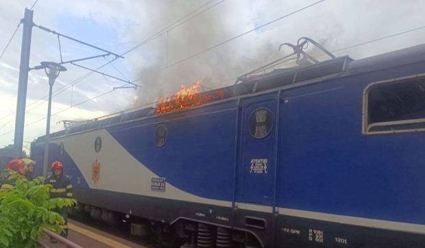 O locomotivă care tracta 15 vagoane de călători a luat foc în Gara Palas din Constanța
