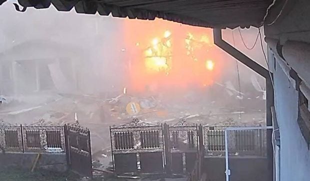 Explozie și incendiu la un magazin din Cojocaru, județul Dâmbovița. Momentul deflagrației, surprins de camerele de supraveghere