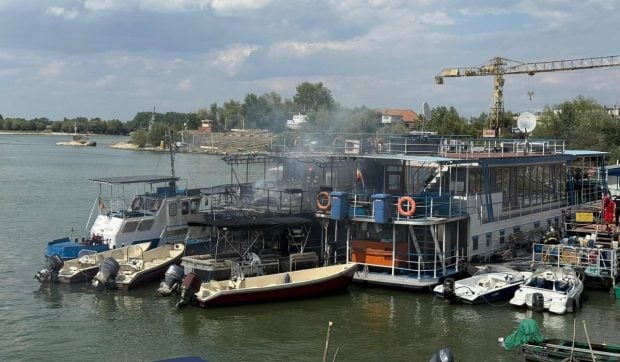 Un ponton dormitor din Tulcea a fost făcut scrum. Flăcările s-au extins la bărcile din apropiere