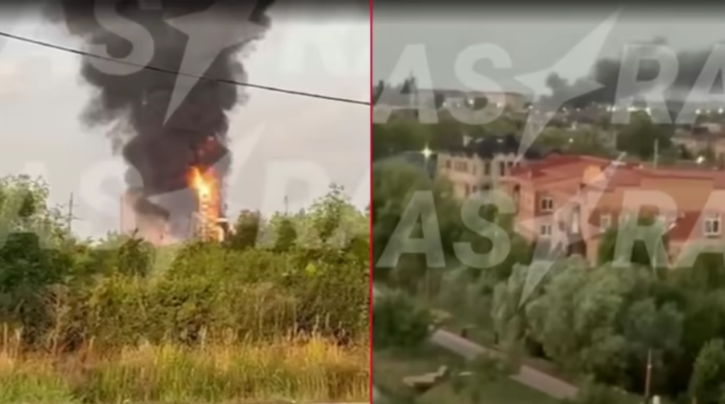 O flacără puternică și un fum gros se văd deasupra unui câmp și a unor case din Rusia, în urma unui atac ucrainean cu drone asupra unei rafinării, august 2025